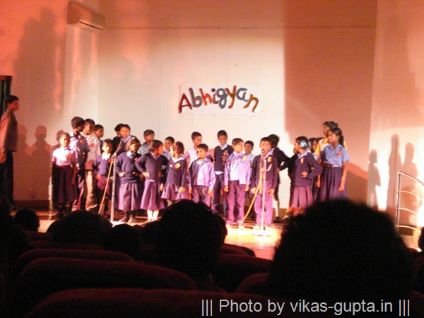 school kids singing in Inda 